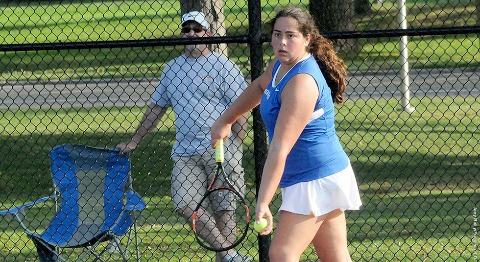 Sarah Bunk playing tennis